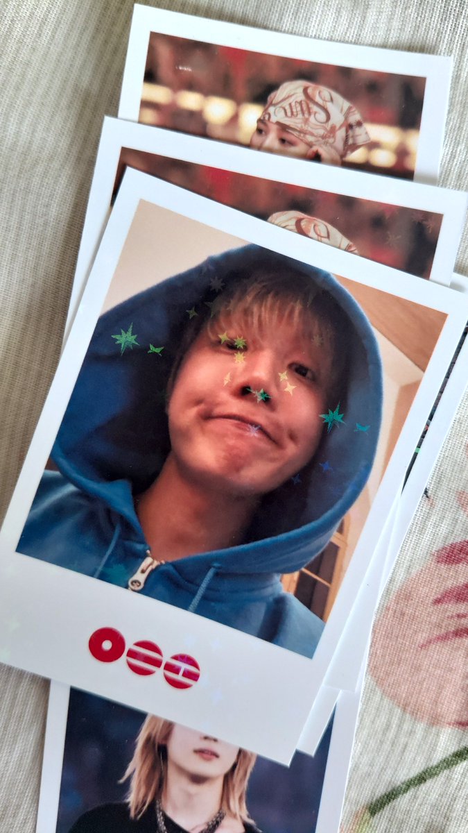 i3bangvy's tweet photo. freebies do dia 28 e 30 na fila da pista prontinhos 🫶🏻🫶🏻 espero que só caiam na mão de pessoas que merecem (nao precisa trocar comigo pra receber, é FREEbie vius) https://t.co/Y2iVIYDHX8