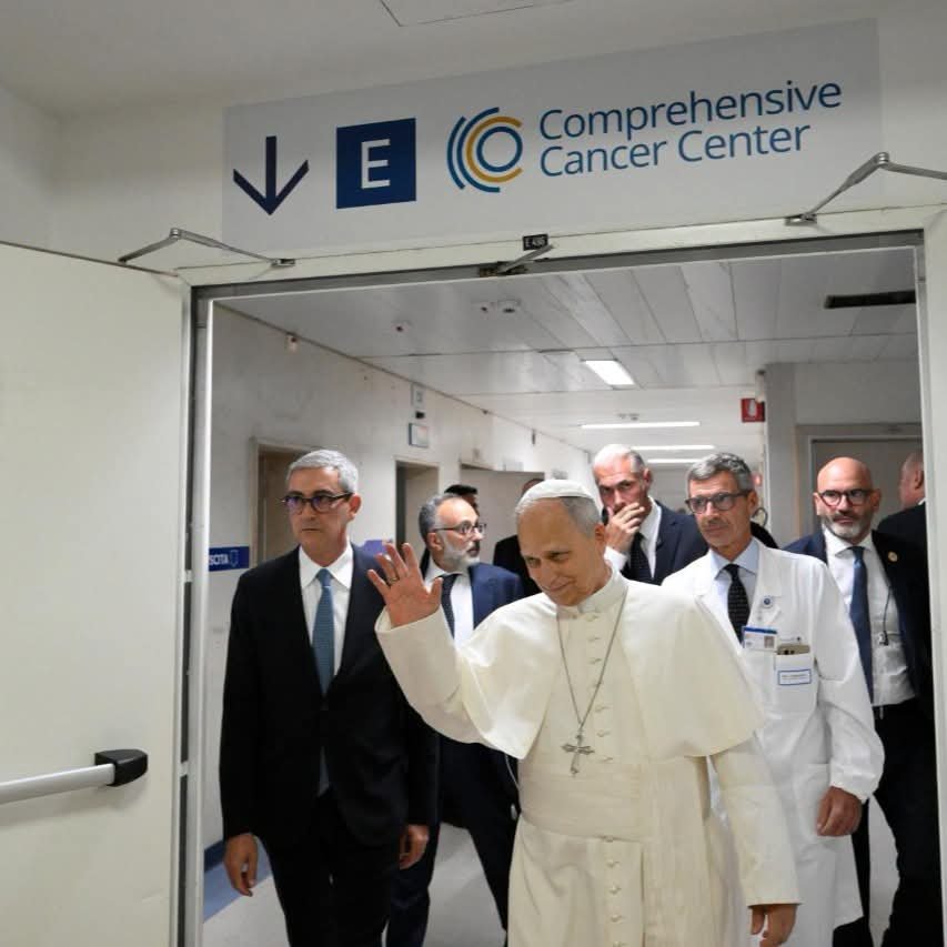 elcuradetodos's tweet photo. El Papa León acaba de salir del Hospital. 
Demos gracias a Dios.
#QueDiosTanBueno #FelizmenteCatólico #YoConfío https://t.co/eIXFh02uVe
