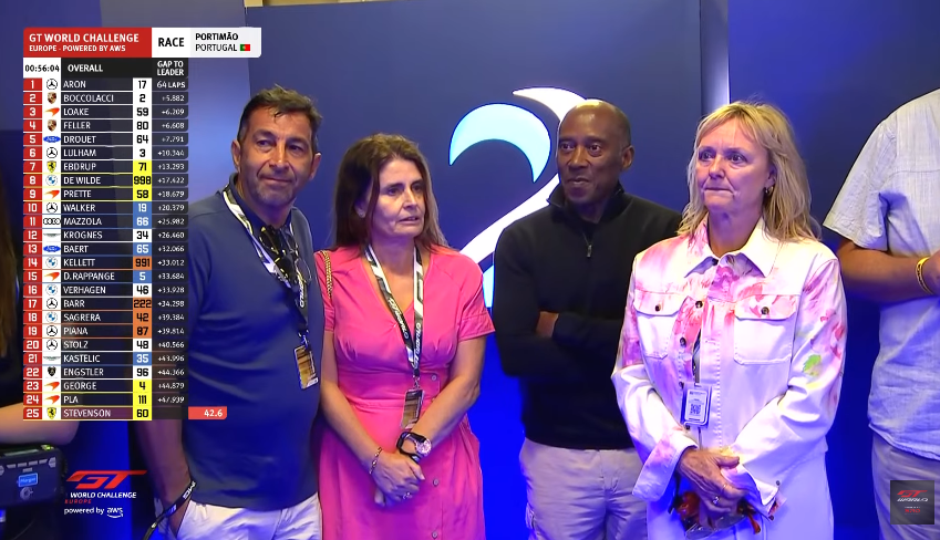 verstappenews's tweet photo. Anthony Hamilton is in Max's garage 😭 https://t.co/pK3s0uum9Q