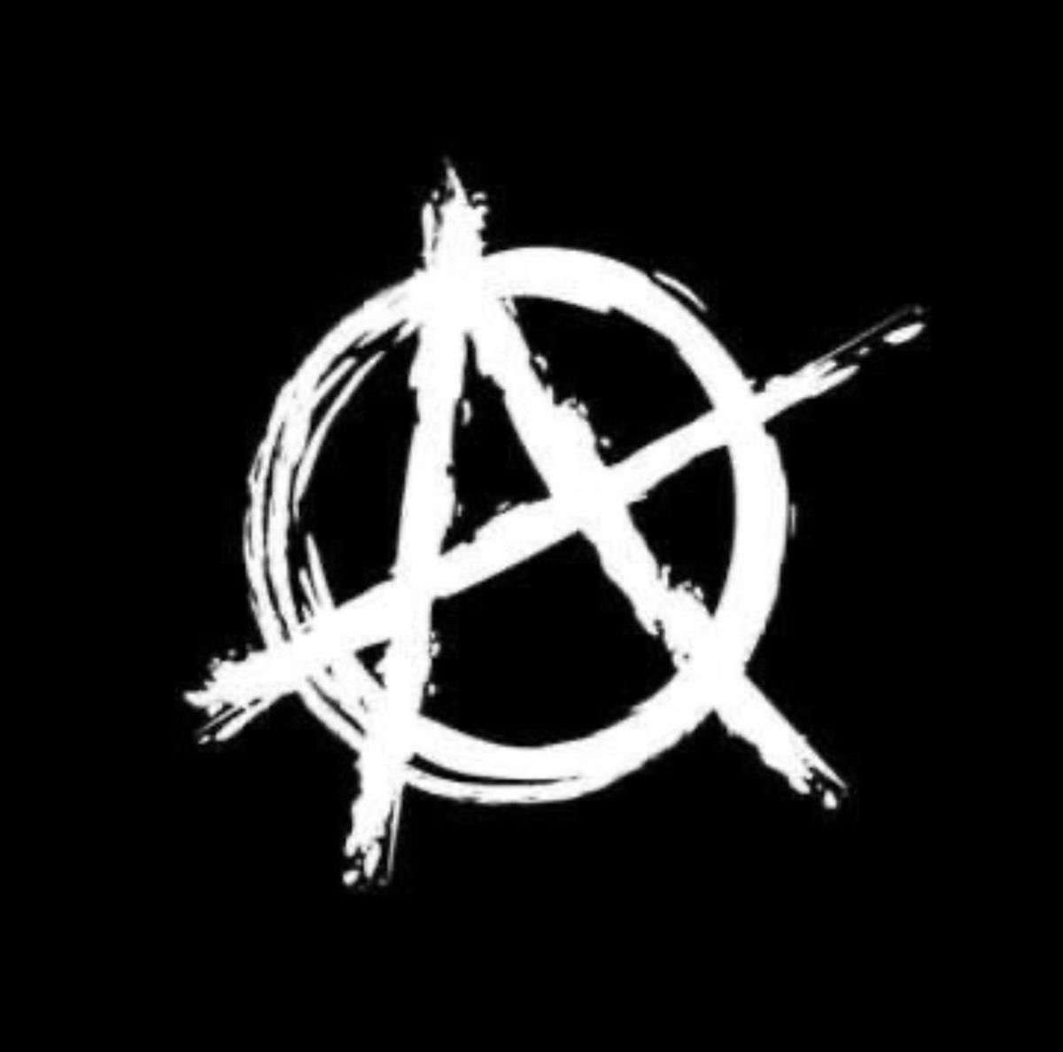 _ddangyo's tweet photo. Tout est politique !
Ateez : 
La rébellion/la liberté : Dans leur histoire fictive, les membres incarnent des pirates ou des résistants luttant contre un gouvernement oppressif […]. Le "A" cerclé symbolise le refus de l'ordre établi et le combat pour la liberté d'expression https://t.co/SnFxJk5lc7