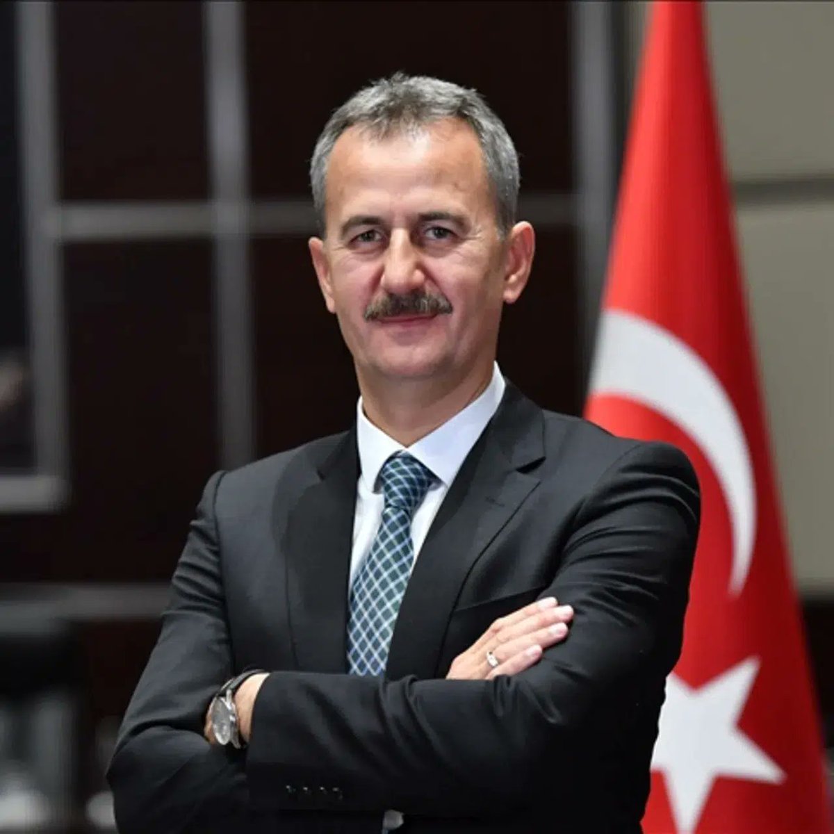 ConflictTR's tweet photo. SSB Başkanı Prof. Dr. Haluk Görgün:

❝2026 yılı içinde firmalarımız 15 milyar dolarlık yeni sözleşme imzaladı. Yıl sonuna kadar bu rakamın 20 milyar dolara ulaşmasını öngörüyoruz❞  

❝Savunma ve havacılık ihracatımızın %56'sını NATO müttefiklerimize gerçekleştiriyoruz❞  

❝Bugün 4 bini aşkın firmamız, 135 bine yaklaşan çalışanımız ve 1.400'ü aşkın projemiz var❞  

❝Kritik bir parçanın tedariki başka bir ülkenin iznine bağlıysa, bu bağımlılık kendi geliştirdiğimiz sistemin üretimini de etkileyebilir❞  

❝Her helikopterimizin, füzemizin ve gemimizin arkasında, binlerce parçayı üreten firmalarımızın emeği var❞