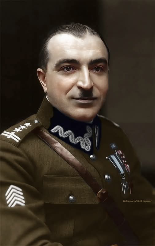 Cogito1918's tweet photo. Rozbił Armię Czerwoną w 1939 i uratował tysiące swoich żołnierzy przed Katyniem.
W nagrodę po wojnie pakował herbatniki w fabryce ciastek, upokorzony przez Anglików.

Gen. Wilhelm Orlik-Rückemann - wymazany z historii przez komunę pionier polskiej broni pancernej.

Bohater 4 wojen.
Legionista.
Ranny w walkach I wś.
Bił się z Ukraińcami.
Trafił do niewoli ukraińskiej.
Bohatersko walczył z bolszewią.
Dowódca KOP.
Rzucił Sowietów na kolana pod Szackiem.
Po wojnie musiał pracować jako zegarmistrz i robotnik w fabryce ciastek, by się utrzymać.
Komuna wymazała go z historii, a zawiść rodaków zepchnęła na margines na emigracji.
Czas przywrócić pamięć o tym niezłomnym strategu!

40 lat temu, 18 X 1986
odszedł na wieczną wartę 
GEN. BRYG. WILHELM ORLIK-RÜCKEMANN.

Wieczna cześć Mu i chwała!