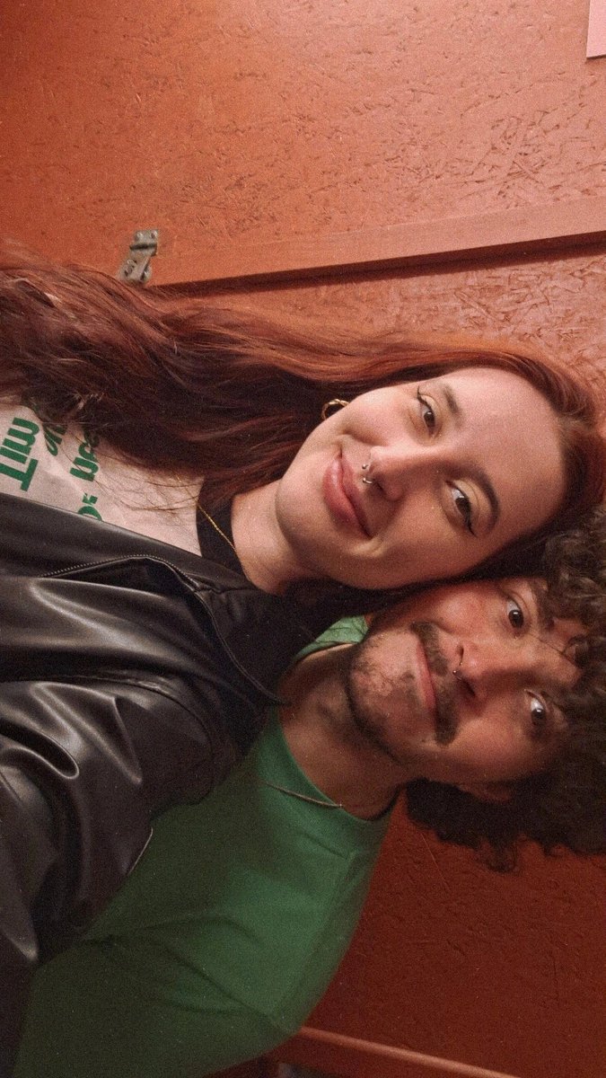thbsaturn's tweet photo. boiolas fãs de tim bernardes com lula! ⭐️❤️ https://t.co/jn3KSnaUHc