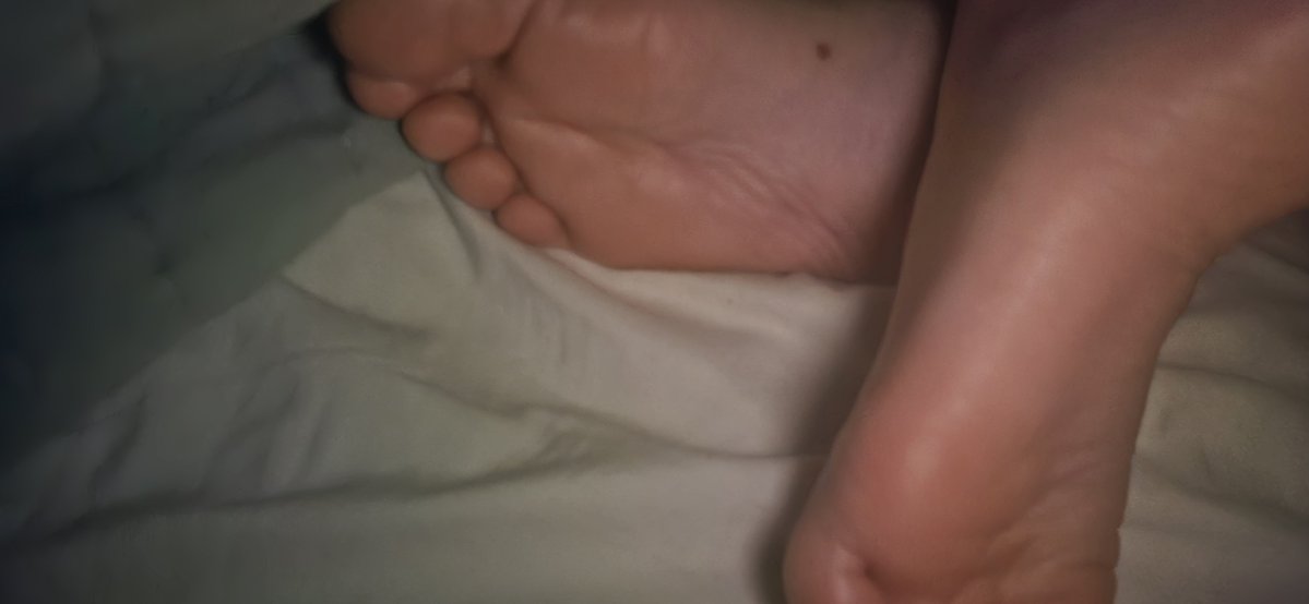 foxlotle's tweet photo. #candid #soles #nineteen https://t.co/w3KbCUgYKO