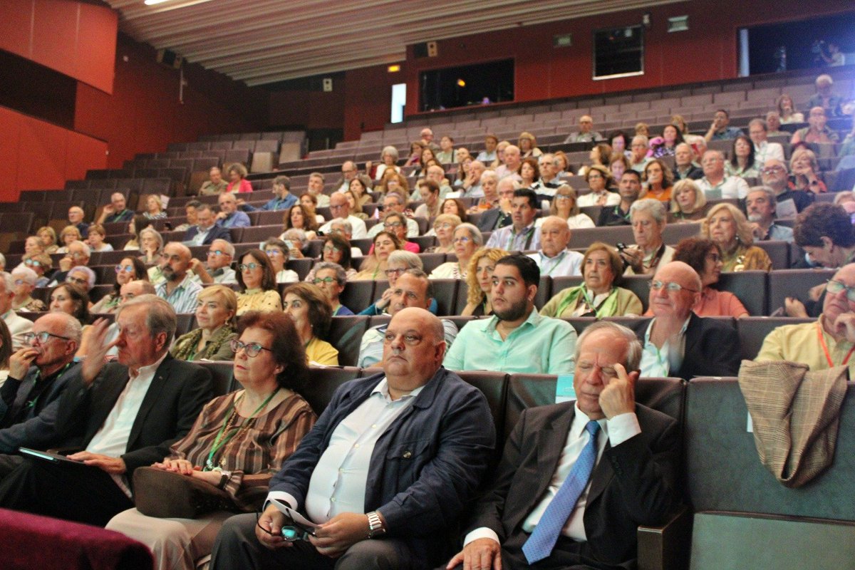 carmencalvo_'s tweet photo. Agradezco a los Ateneos d mi tierra el nombramiento hoy d Ateneísta d honor, en el XVI Encuentro @AteneosAND en #Cabra
Para una ateneísta como yo, d Madrid y d Cabra, este reconocimiento tiene mucho valor y significado porq forma parte d la tradición histórica y cultural. https://t.co/J65CV3ohEL