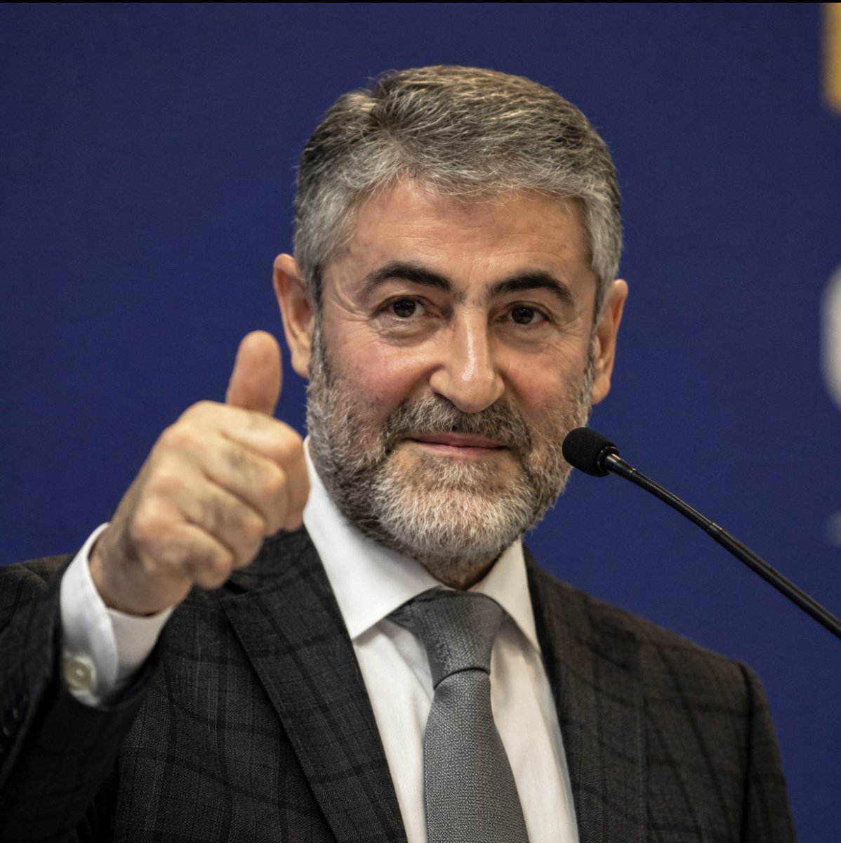 MuratBeyBorsaa's tweet photo. 2021’de Nureddin Nebati diye bir adam geldi.

Enflasyon şimdi olduğu gibi %35’lerde gezerken o, %0,99’dan konut kredisi verdi.

Millet kredi çekip ev, araba, arsa aldı.

KKM geldi, parasını TL’de tutana kur farkı garantisi verildi.

Esnaf ucuz krediyle malını stokladı.

EYT çıktı, milyonlarca insan emekli oldu.

Asgari ücrete yılda iki kere zam yapılmaya başlandı.

Araba alan, birkaç ay sonra aynı arabayı daha pahalıya satmaya başladı.

Borsa coştu, borsacılar paraya para demedi.

O dönem borsada olanlar 1 ev parasını 3-4 ev parasına çıkardı.

Çünkü faizler düşüktü, enflasyon yüksekti.

Altının bir yılda %50-60 yükselmesi bile yetersiz geliyordu çünkü her yerden para akıyordu.

Halka arz furyası başladı, millet 10-15 hesaptan halka arza girip bir ayda 3-4 aylık maaşını kazanmaya başladı.

İhracatçı hem kurdan hem ucuz krediden faydalandı.

Ev alan kazandı, araba alan kazandı, borsaya giren kazandı, herkes kazandı.

Millet 10 yıllık kredi çekti, birkaç sene sonra enflasyon sağ olsun, taksiti kuş kadar kaldı.

Bugün o taksitleri öğrenci bile okul harçlığıyla ödeyebilir hâle geldi.

Borcu olanın borcunu enflasyon eritti, malı olanın malını enflasyon büyüttü.

Bir ara kredi bulabilen herkes ne alırsan al, yeter ki TL’de kalma kafasına girdi.

Ev alamayan araba aldı.

Araba alamayan arsa aldı.

Onu da alamayan borsaya girdi.

Borsaya girmeyen halka arza girdi.

Halka arza girmeyen gram altın aldı.

Millet resmen parayı bir yerden bir yere yetiştirmeye çalışıyordu.

Çünkü bugün 100 liraya aldığın şeyin yarın 120 lira olacağını herkes öğrenmişti.

Bu yüzden borçlanıp mal alan herkes parasını katladı.

O dönem borç kötü şeydir sözü bile tersine döndü.

Ne günlerdi be.

Ne kadar eleştirilse de Nebati döneminde kredi bulabilen ve o krediyi iyi değerlendiren herkes bugün rahat.

O dönem çok insan zengin oldu.

Bir daha her yerden paranın aktığı bu denli kazançlı bir dönem görmemiz çok zor.

Çünkü faturasını hâlâ ödüyoruz.