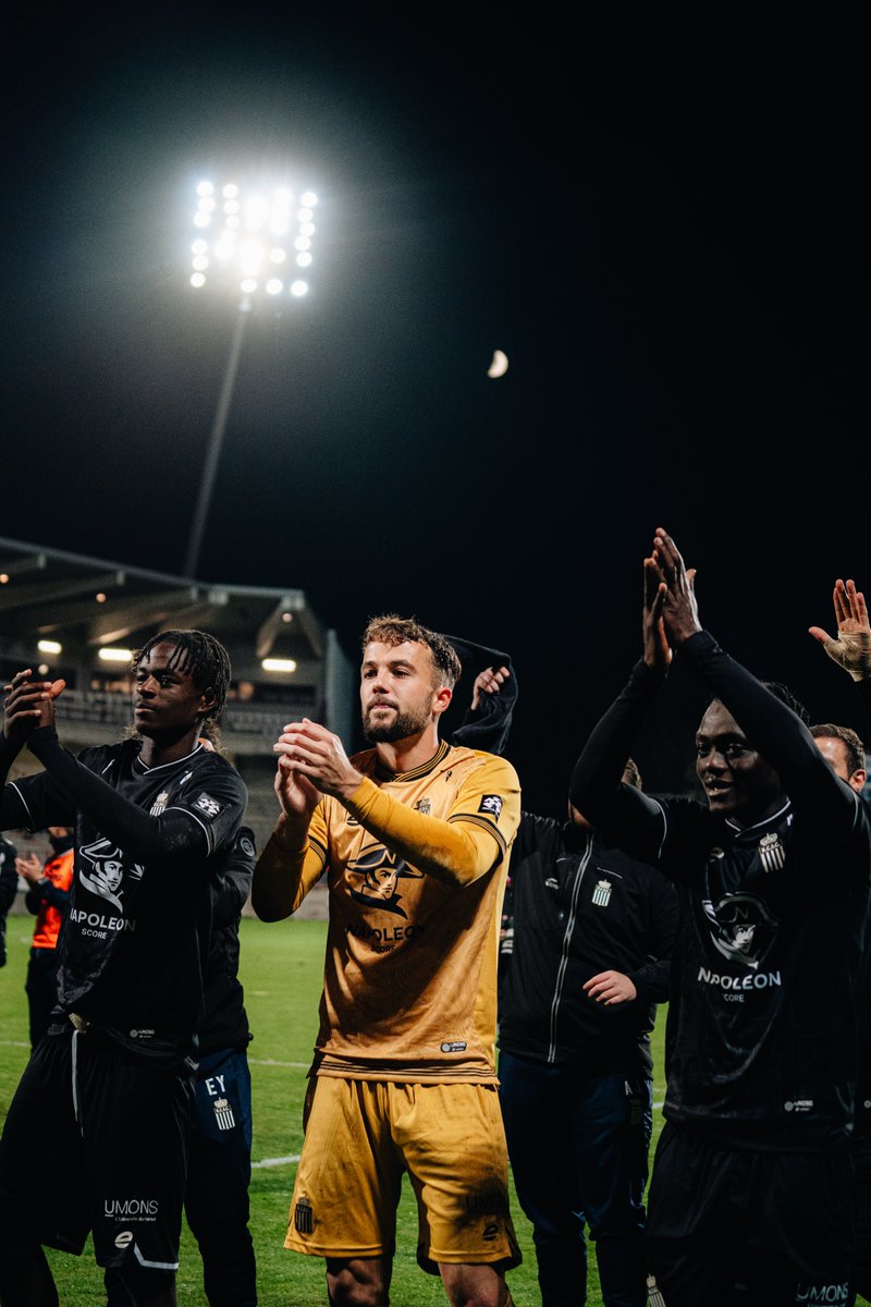 SportCharleroi's tweet photo. Une victoire au mental ! 🦾

#RAECCHA #NapoleonScore ⚫️⚪️ https://t.co/RALKGRAThf