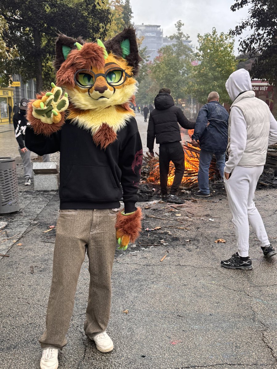 Mardaochee's tweet photo. I had the suit on when I ended in the middle of Bismillah les ténèbres.

(Cops blocked my way to home 💀) https://t.co/Uqf3bHoY4V
