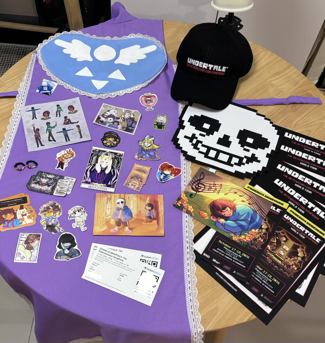 caretakerRuin's tweet photo. UT spread! Thank you to the folks who gave some of their art stuff to me (dressed as Toriel!) I wish I had some to trade <\3 maybe next time!
#undertalesymphony #determinationsymphony #toriel https://t.co/MYqggtzTeT