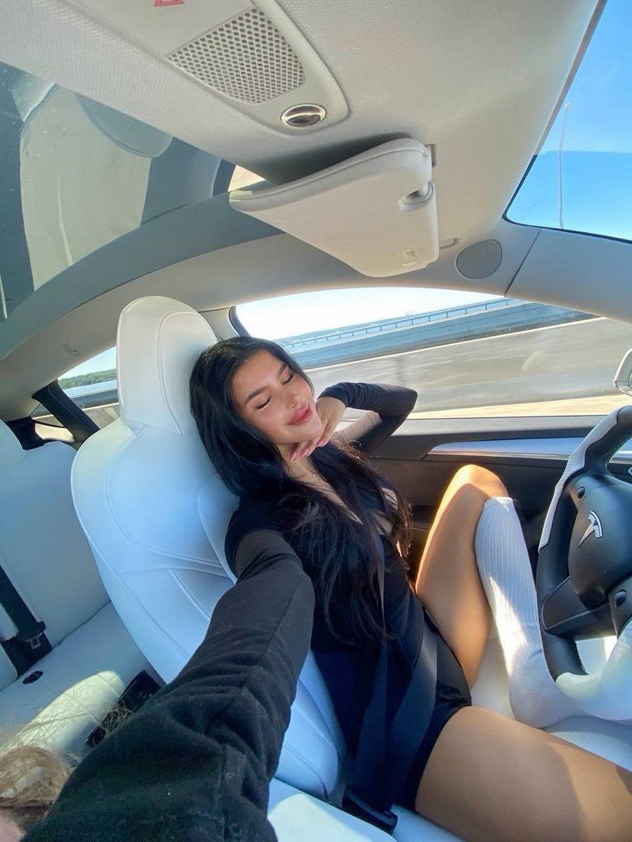 MasculinPage's tweet photo. #tesla &amp; a friend https://t.co/wOunFSyWBi