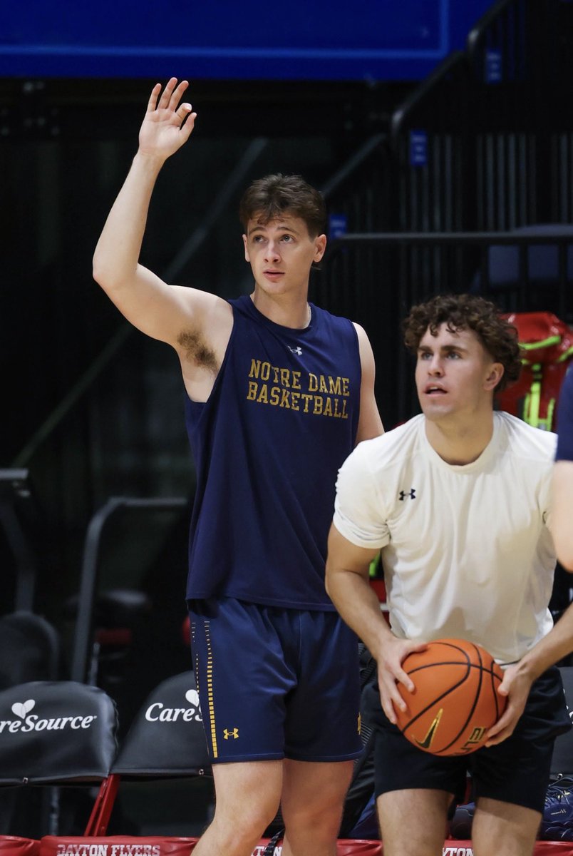 NDmbb's tweet photo. shots flying in Dayton

#GoIrish☘️ https://t.co/Y4UOxCvhDr