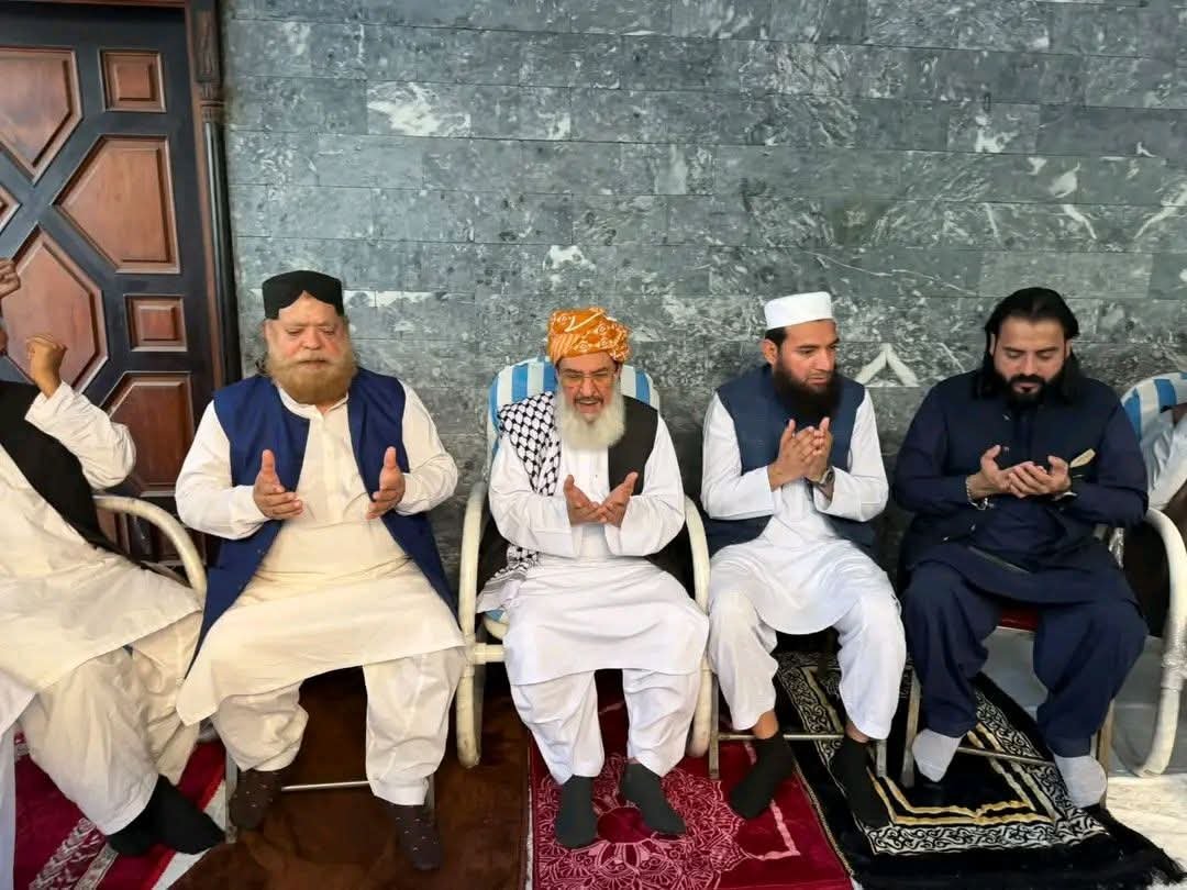 Qaiser_108's tweet photo. لاہور۔
قائد جمعیت حضرت مولانا فضل الرحمٰن مدظلہ، مرکزی سیکرٹری جنرل مولانا عبدالغفور حیدری صاحب
صدر بزنس فورم پنجاب چوہدری شبیر نور صاحب
نائب صدر بزنس فورم پنجاب میاں قیصر محمود
و دیگر جےیوآئی پنجاب کے رہنماء بلال میر سے ان کے بھائی کے انتقال پر تعزیت کررہے ہیں۔
#jui https://t.co/ibe7UKaTJw