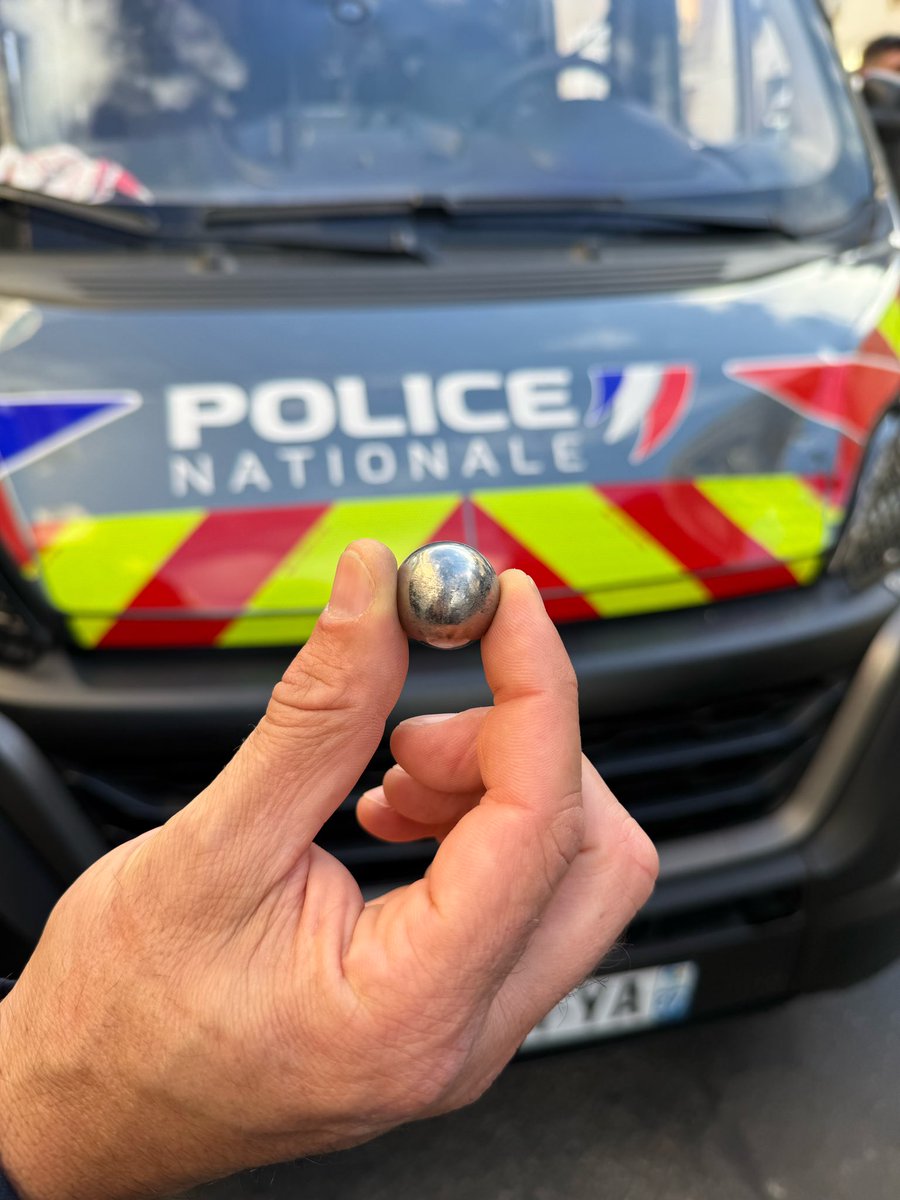 PoliceNationale's tweet photo. Véhicules saccagés. Pluie de projectiles. Attaques contre les forces de l’ordre.

Les images des rassemblements d’aujourd’hui témoignent de la violence des attaques subies par les policiers : véhicules lourdement endommagés, centaines de cailloux, bouteilles et canettes au sol, peinture projetée sur les véhicules, billes de plomb et projectiles dissimulés dans des boîtes d’œufs.

Ces violences sont inacceptables. Elles sont une défiance de l'autorité.

La police nationale salue l’engagement, le professionnalisme et la détermination de l’ensemble des policiers mobilisés depuis ce matin. Face à ces violences, leur résilience et leur sang-froid sont exemplaires.