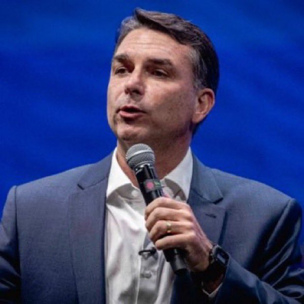 eduardomenoni's tweet photo. 🚨Flávio Bolsonaro dice que va a declarar la guerra al narcotráfico y afirma que Brasil 🇧🇷 formará parte del “Escudo de las Américas” creado por el presidente Donald Trump.

América toda, se limpiará de la peste comunista. https://t.co/kFEYMqKegW