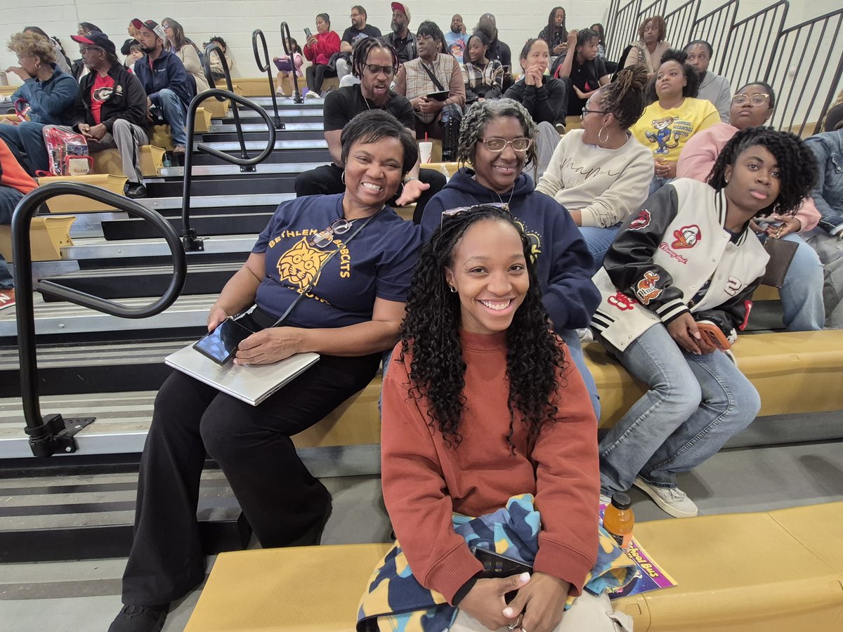 BethlehemES_HCS's tweet photo. 📚 Small readers, BIG book knowledge! Shout-out to our Bethlehem students who competed in the Helen Ruffin Picture Bowl! A special thank-you to our media specialist Tisha Godfrey, for nurturing a love of reading &amp; supporting our students as they prepared for the competition! 🐾 https://t.co/WUzYlDpZfU