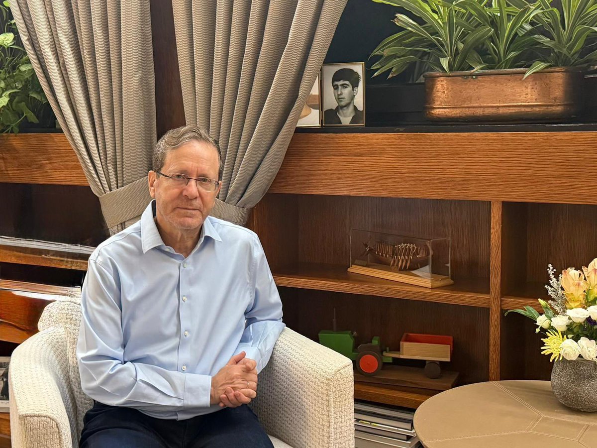 Isaac_Herzog's tweet photo. ארבעים שנה לנפילתו בשבי של נווט הקרב רון ארד. 

אני זוכר היטב את היום שבו נפל רון בשבי. הייתי אז בשירות מילואים פעיל, והידיעה על נפילת מטוסו והיעלמותו הכתה בכולנו.

תמונתו של רון ניצבת מעל לראשי דרך קבע בלשכתי בבית הנשיא, תזכורת יומיומית למחויבות המוסרית והלאומית שלנו להשבתו. ליבי ומחשבותיי עם תמי ויובל והמשפחה כולה.

גם בחלוף ארבעים שנה, מדינת ישראל מחויבת להמשיך ולעשות כל שניתן לברר מה עלה בגורלו ולהשיבו הביתה. לעולם אסור לשכוח את רון.