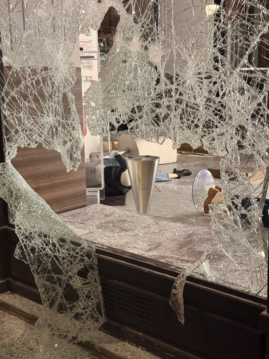 CHEVALINEI's tweet photo. #RasLeBolDesViolences
#StopAuxCasseurs
#ManifesterOuiCasserNon
#StopAuxVitrinesBrisées
#RasLeBolDesDégradations
#ProtégeonsNosCommerces
#AssezDeViolences
#LaColèreNeJustifiePasTout
#StopAuxSaccages #17octobre #Paris #Leshalles  #manifestation #RTL #Europe1 https://t.co/UiLANelleO