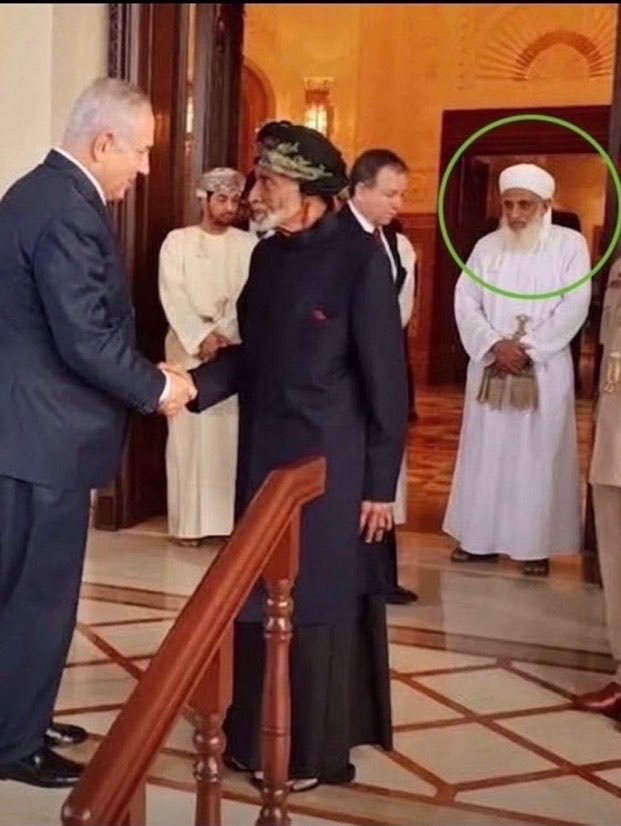 3b8uor's tweet photo. @binoman777 سندويكه الاباضي الرافضي كلب اليهود والفرس يسوقها انه مسلم وهو حمّالي اسلحة https://t.co/RHaREKO4Jn