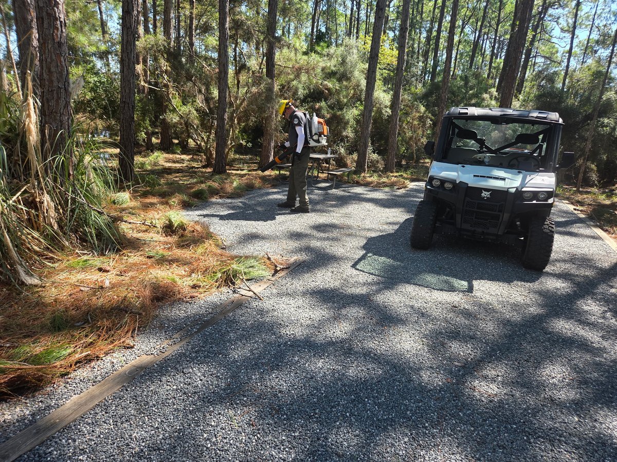 FLDEPNews's tweet photo. 🌀 Storm Response 🌀 

@FLStateParks strike teams have been on the ground across the Panhandle working tirelessly to clear debris, repair damage and help our state parks safely reopen. 

For more updates on parks in the Panhandle, visit https://t.co/4kVaGUeHti https://t.co/KydIcp9fxd