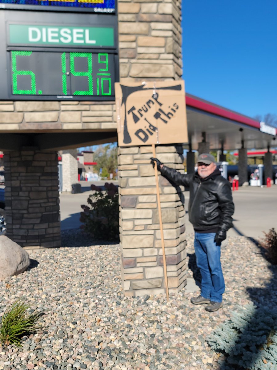 eksorum's tweet photo. No Kings Day in Park Rapids MN https://t.co/mQ0rrsqB0f