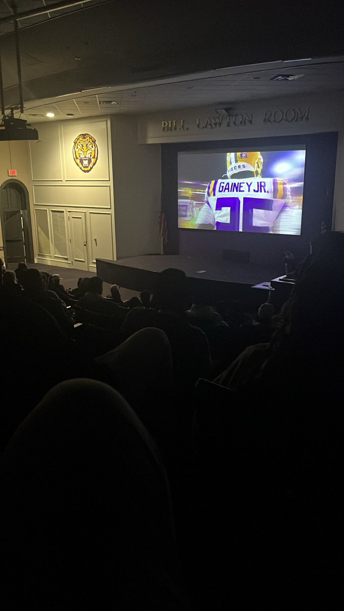 jeffery_MOAC's tweet photo. Thank you LSU for the opportunity to visit and experience the program. I truly enjoyed my time on campus and appreciate everyone who took the time to show me around and make the visit special. I’m grateful for the opportunity and excited to keep building relationships. 🐯💜💛#LSU https://t.co/F07vXKhYsB