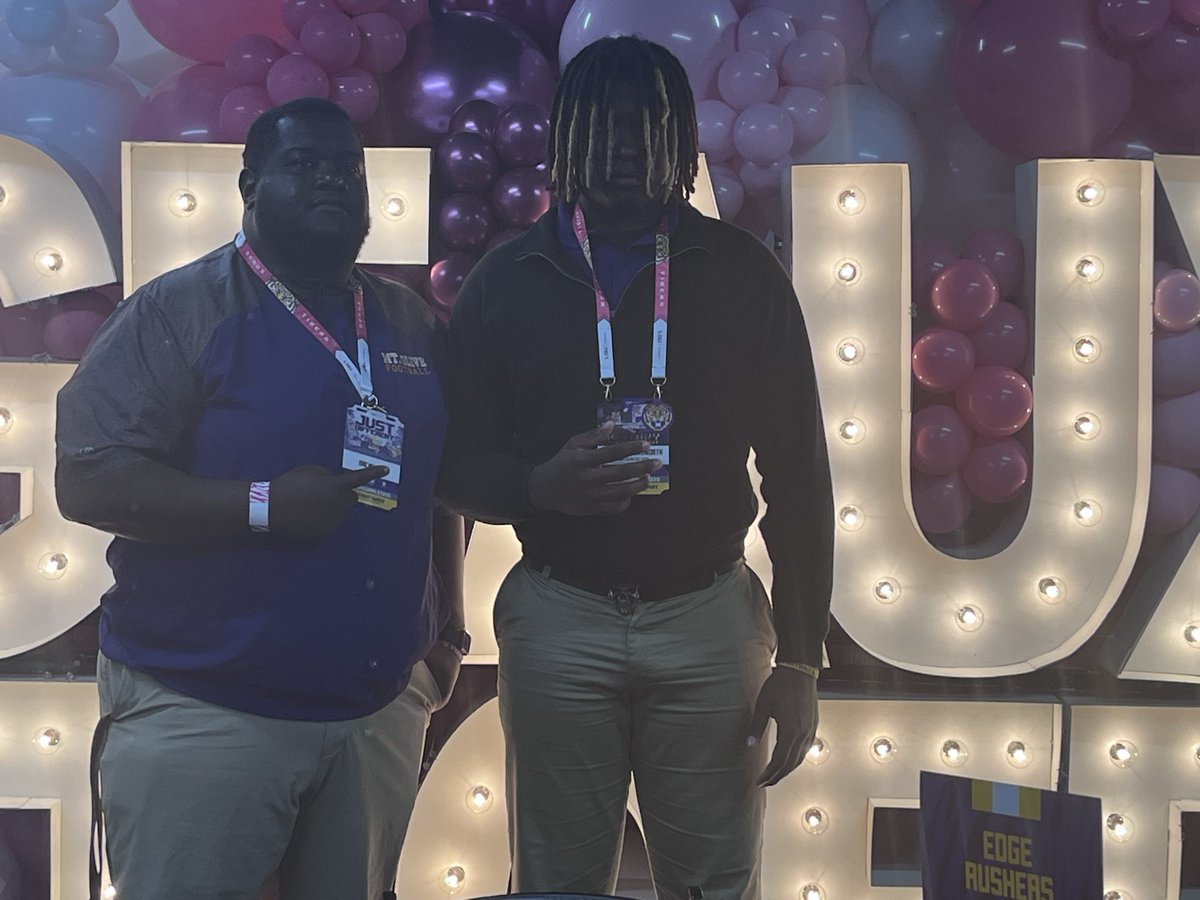 jeffery_MOAC's tweet photo. Thank you LSU for the opportunity to visit and experience the program. I truly enjoyed my time on campus and appreciate everyone who took the time to show me around and make the visit special. I’m grateful for the opportunity and excited to keep building relationships. 🐯💜💛#LSU https://t.co/F07vXKhYsB