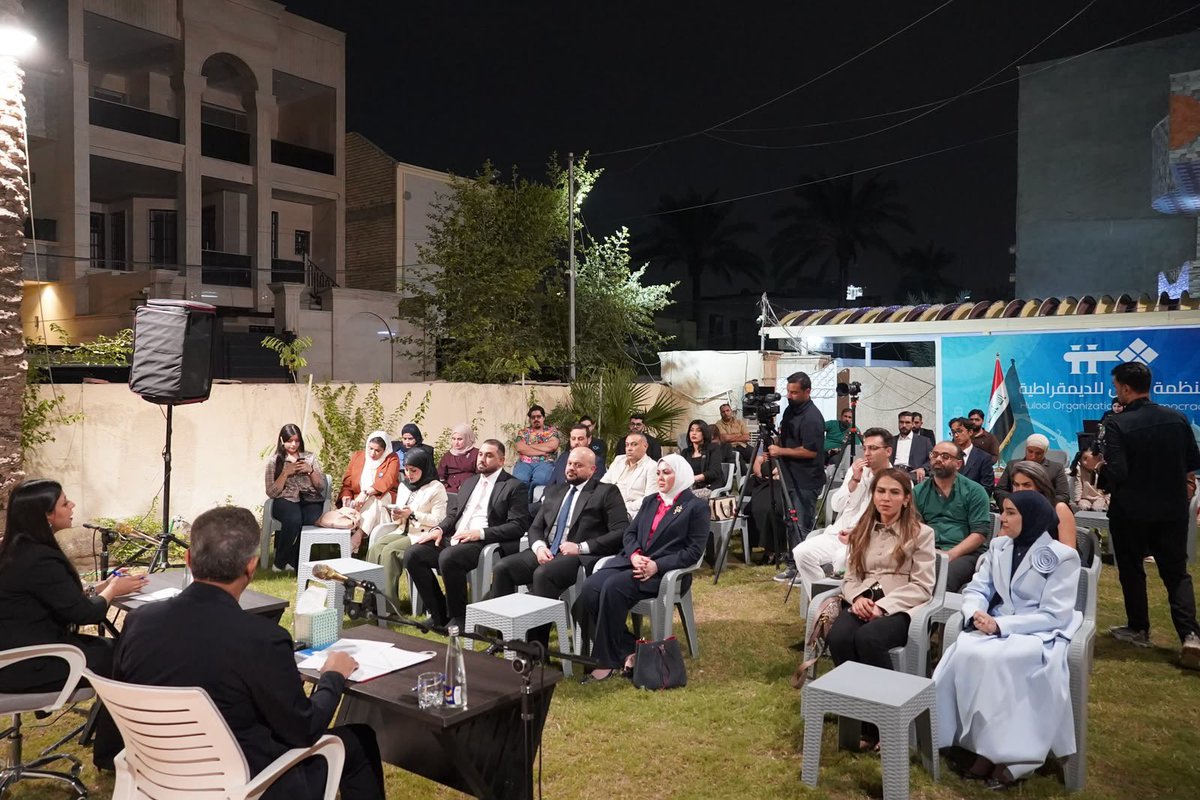 SecMedCell's tweet photo. الفريق الدكتور سعد معن يشارك في جلسة حوارية بشأن تنظيم المحتوى الرقمي وتحقيق التوازن بين حرية التعبير والمسؤولية القانونية
=========
شارك الفريق الدكتور سعد معن رئيس هيئة العلاقات العامة والاتصال في مكتب القائد العام للقوات المسلحة في الجلسة الحوارية التي أقامها مجلس الحوار المجتمعي تحت عنوان (تنظيم المحتوى الرقمي.. بين حرية التعبير والمسؤولية القانونية) بمشاركة النائب مها العلواني وعدد من أعضاء مجلس النواب والإعلاميين والأكاديميين وصناع المحتوى والمختصين.
وشهدت الجلسة مناقشة مسودة لائحة تنظيم المحتوى الرقمي والتحديات القانونية المرتبطة بها وسبل تحقيق التوازن بين حرية التعبير والالتزام بالمسؤولية القانونية بما يسهم في تعزيز الوعي المجتمعي وترسيخ الاستخدام المسؤول للمنصات الرقمية.
وأكدت الجلسة أهمية الحوار البناء وتبادل الرؤى بين الجهات المعنية وصولاً إلى مقاربات متوازنة تراعي حرية التعبير وتحفظ الحقوق وتحد من إساءة استخدام الفضاء الرقمي.