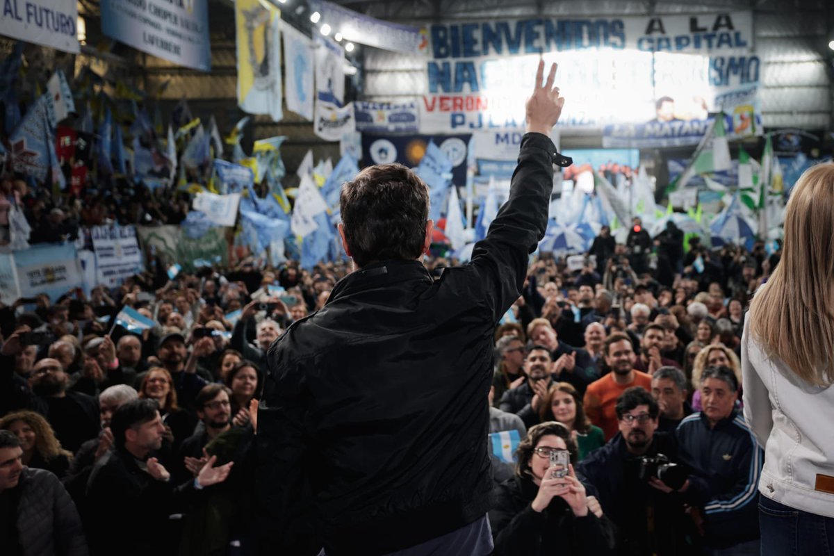 HugoYasky's tweet photo. Desde el 17 de octubre quedó claro que en Argentina nadie es más que nadie y no agachamos la cabeza ante los poderosos.

Hoy Axel es la alternativa para terminar con la pesadilla de Milei. https://t.co/I4GWjjxqUh