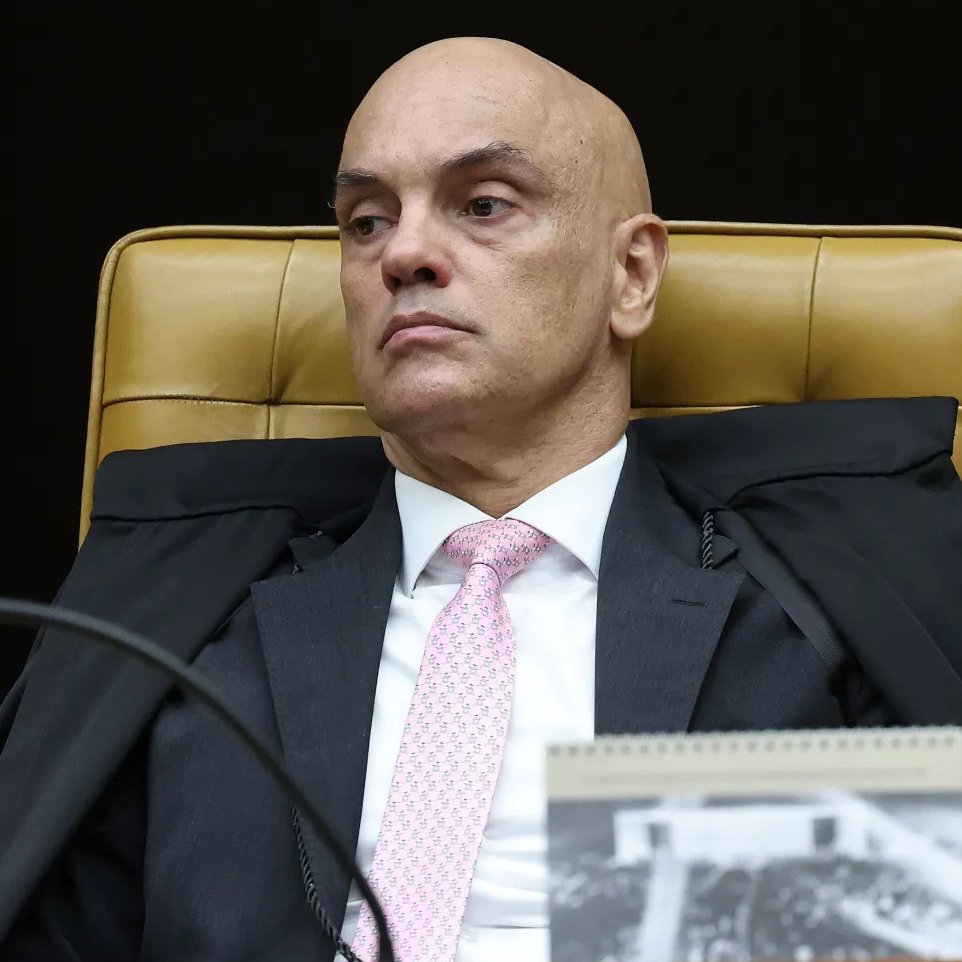 republiqueBRA's tweet photo. 🚨 ⚖️ EITA! Sinal dado até o momento por interlocutores do STF a Flávio Bolsonaro é que o tribunal só aceitaria rifar Alexandre de Moraes se Kassio Nunes Marques também deixasse a Corte. https://t.co/74DSrwRSiL