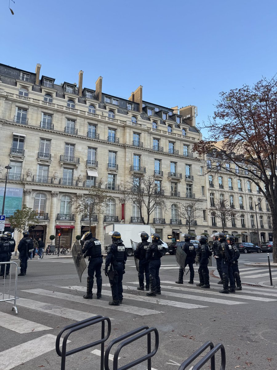 siennawants's tweet photo. We were locked in a store, locked in a cafe while the protesters were looting Celine, throwing trash cans everywhere, etc. Police officers were always extremely nice, smiling and respectful. We ran across Paris for 2 hours to get to our hotel! From Arc de Triomphe to Sorbonne. https://t.co/eSrW8aCClE