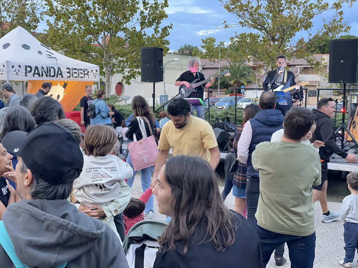 AidaCast's tweet photo. 🛍️ La V Feria del Comercio Local nos deja un buen plan para el fin de semana, de la mano de la Asociación Comercios de Rivas.

Hoy hemos disfrutado de sus propuestas y del ambiente en el Parque Lineal. Mañana sigue de 10:00 a 15:00h. https://t.co/zrOUdF4T9U
