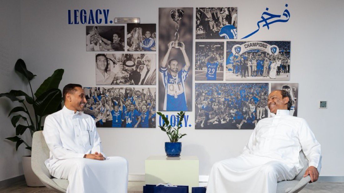ReyadAlasiri's tweet photo. صورة تعبر عن امور كثيرة في #الهلال ،تجمع الأسطورتين يوسف الثنيان و سامي الجابر ،حضور هالأسمين بالنسبة لي ما كان شيء عابر ابدًا بل هو تجسيد حي للأثر الذي يُشكل الهوية العميقة لنادي الهلال

وجود أسماء بحجم الثنيان والجابر يمنحني كهلالي شعور بأن عراقة النادي متصلة وغير منقطعة، فالعظمة هنا ليست وليدة الصدفة بل امتداد لإرث طويل من الانتصارات

يتعلم اللاعبين الحاليين من اساطير النادي كيف بُني هذا الارث العظيم من خلالهم ،الأساطير يمثلون هذا الدرع المعنوي الذي يذكّر الجميع بأن قميص الهلال ثقيل بتاريخه وإرثه، ويمنح من يرتديه ثقة مطلقة لتجاوز التحديات

هذه الصورة بالنسبة لي تتجاوز كونها حدث تسويقي لتدشين طقم كلاسيكي ،توثيق حي لروح نادي وُلد ليبقى في قمة الهرم ودرس في كيفية بناء الهوية ونقل ثقافة النادي — "فــخــر" 💙