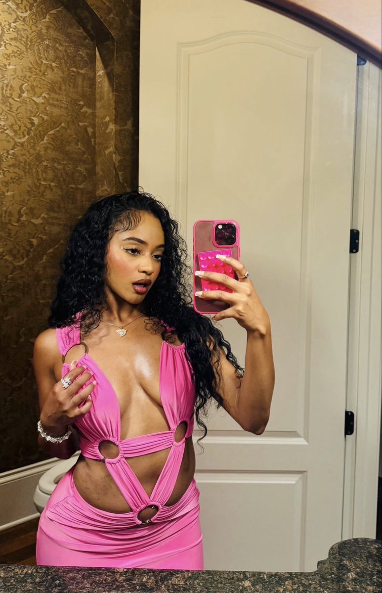 TaylorJasminefp's tweet photo. Taylor Jasmine looking good in pink 💕 /@iamtaylorjasmin https://t.co/vovso8Uob6