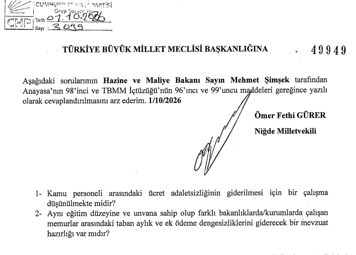KamubizHaber's tweet photo. 🚨 SON DAKİKA | KAMU PERSONELİ ARASINDAKİ ÜCRET ADALETSİZLİĞİ MECLİS GÜNDEMİNDE: BAKAN MEHMET ŞİMŞEK'E SORULDU!

Kamu çalışanları arasındaki maaş ve ek ödeme farklılıkları, Hazine ve Maliye Bakanı Mehmet Şimşek’e soruldu.

📌 Niğde Milletvekili Ömer Fethi Gürer, 1 Ekim 2026 tarihinde TBMM’ye sunduğu yazılı soru önergesinde şu iki kritik soruyu gündeme taşıdı:

🔹 Kamu personeli arasındaki ücret adaletsizliğinin giderilmesi için bir çalışma düşünülüyor mu?

🔹 Aynı eğitim düzeyine ve unvana sahip olup farklı bakanlık ve kurumlarda çalışan memurların taban aylık ve ek ödeme farklılıklarını giderecek bir mevzuat hazırlığı var mı?

Kamu çalışanları arasındaki ücret dengesizliğinin giderilmesine yönelik nasıl bir adım atılacağı merak ediliyor.

📢 Bakan Mehmet Şimşek’in soru önergesine vereceği yanıt bekleniyor.

🔔 Kamu personelini ilgilendiren gelişmeleri kaçırmamak için yeni X hesabımız 

@KamubizHaber
’i takip etmeyi ve bildirimleri açmayı unutmayın!