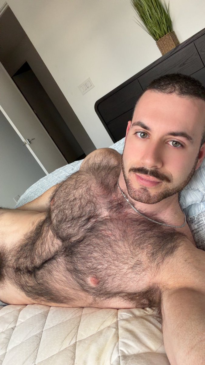 AgainRocco's tweet photo. Should I shave? https://t.co/koAJyJuRNR https://t.co/q8KDvWfOdc