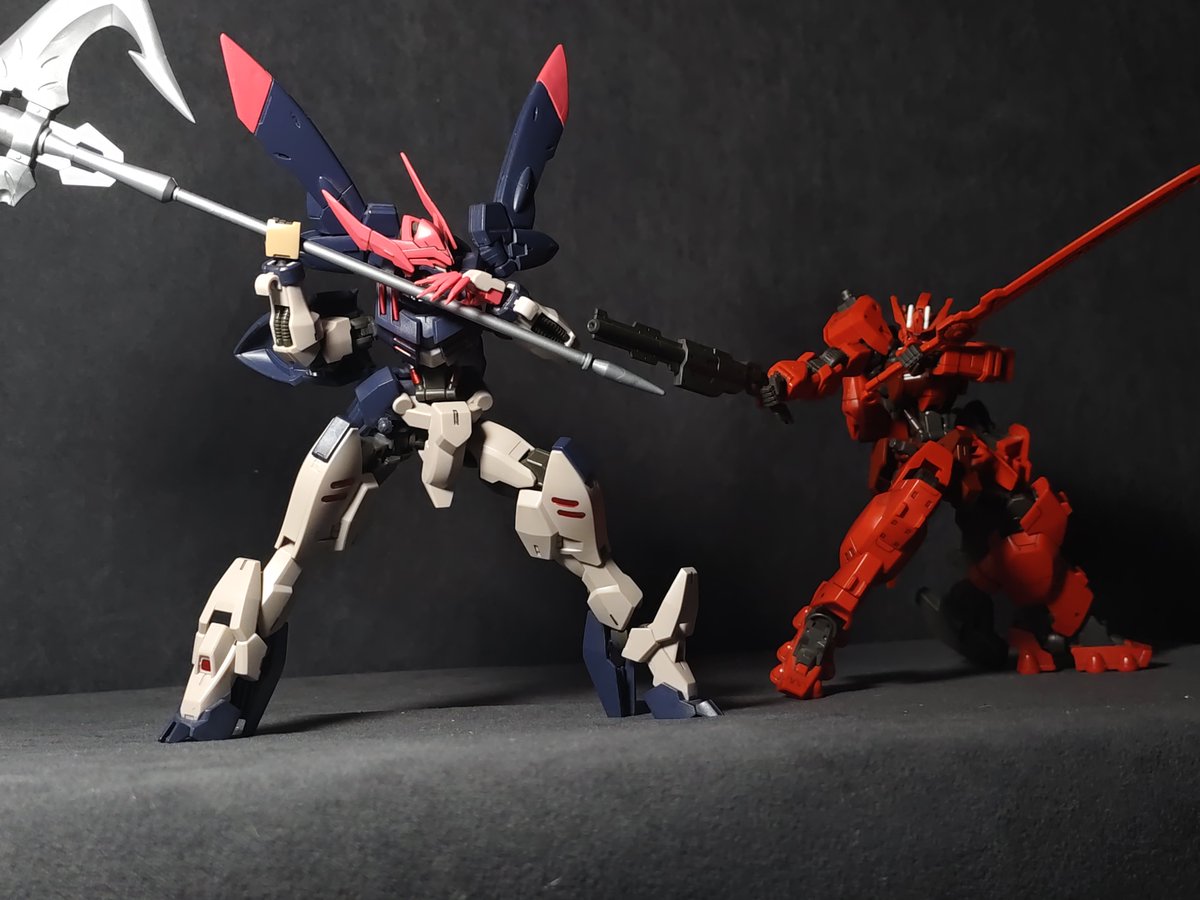 Bronz1k's tweet photo. HG 1/144
Astaroth Gundam VS Gremory Gundam
#gundam #gunpla #photo
Попробовал убрать подставки с помощью нейро-кисти, думаю вышло довольно удачно. 
Веселая нарезка жука https://t.co/si5bQYycT6