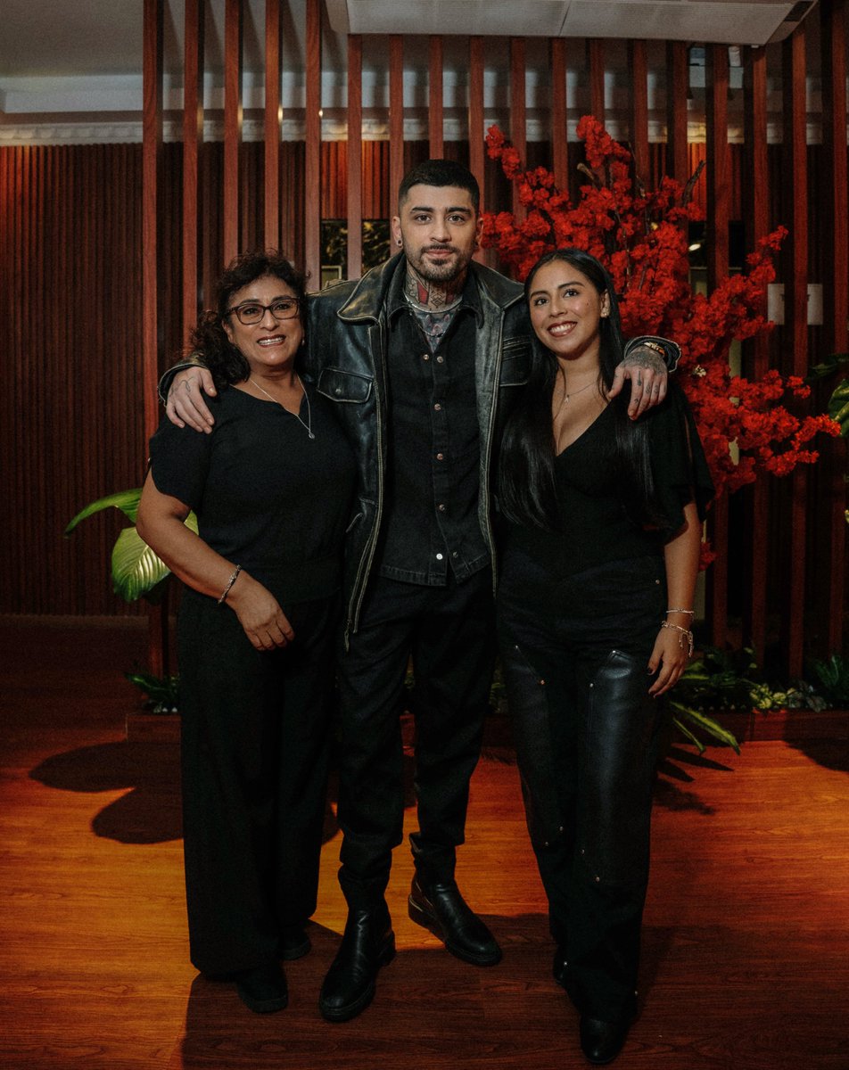 OT5Dailys's tweet photo. Zayn with fans at the meet and greet in Peru on Thursday! 

via itsale_ro and imnotantu_ https://t.co/GkBGTAo4Jd