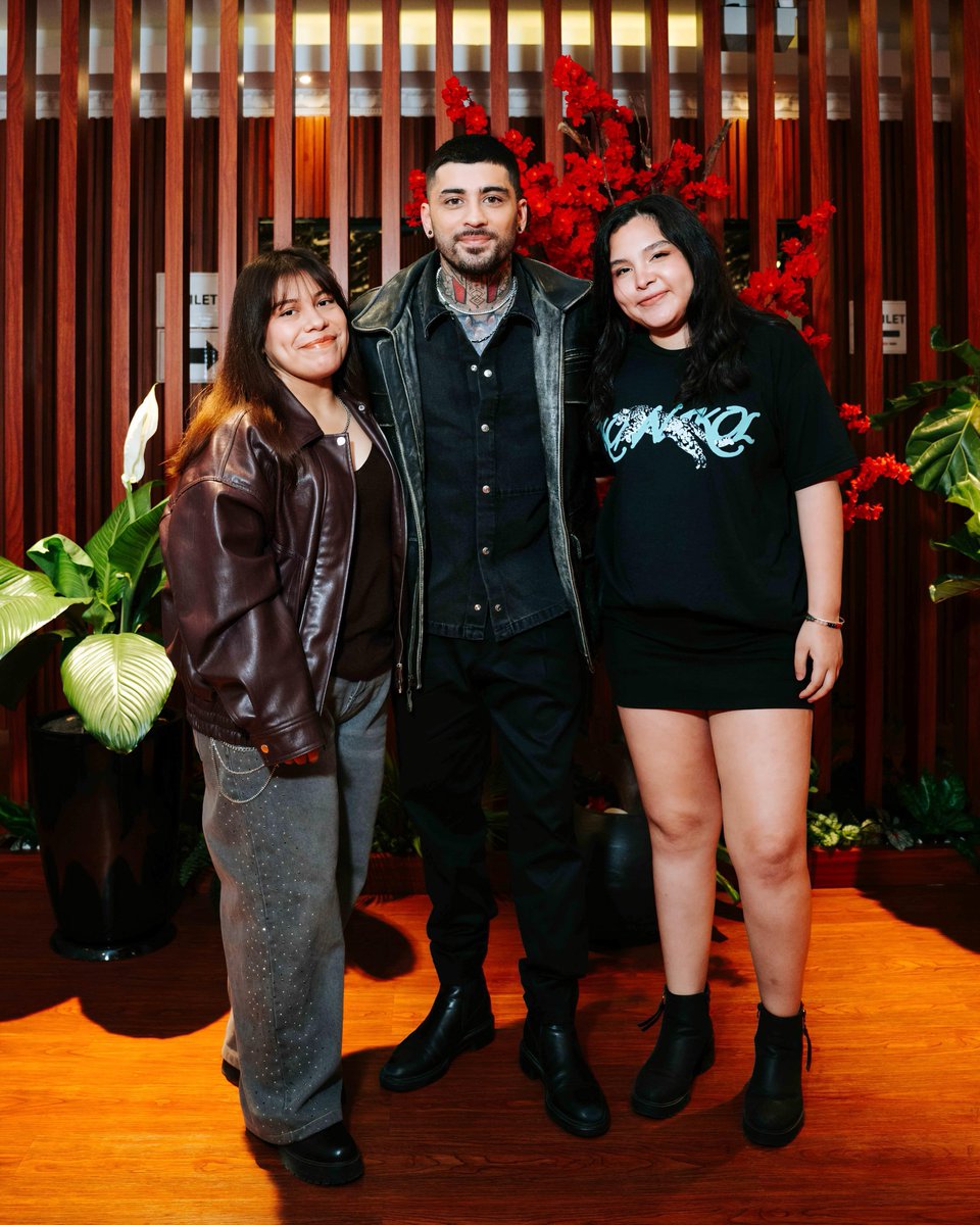 OT5Dailys's tweet photo. Zayn with fans at the meet and greet in Peru on Thursday! 

via itsale_ro and imnotantu_ https://t.co/GkBGTAo4Jd