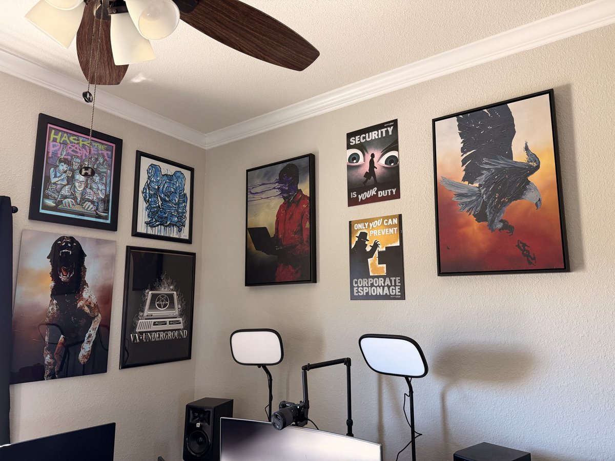 HackingLZ's tweet photo. Office is coming along nicely https://t.co/tKCMQ1eO7U