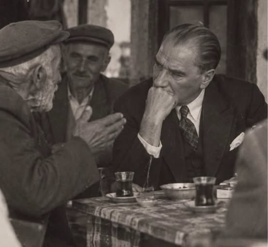 iepeek_ipeekk's tweet photo. Atatürk bir vatandaşı dikkatle dinlerken https://t.co/F1FrWuSaAH
