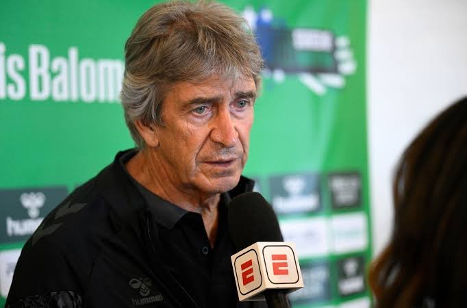 FullTimeX_'s tweet photo. 🚨🗣 Real Betis coach Manuel Pellegrini reacts to the lost against Barcelona:

"If the game was fair, we would've won the match, clearly, Jose Mourinho was right about the officials of this league" https://t.co/PCLnSuly2o