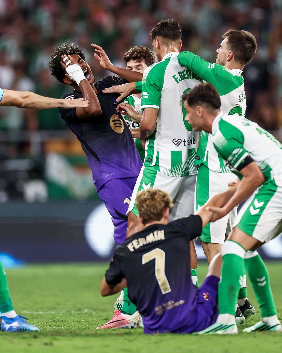 FullTimeX_'s tweet photo. 🚨🗣 Real Betis coach Manuel Pellegrini reacts to the lost against Barcelona:

"If the game was fair, we would've won the match, clearly, Jose Mourinho was right about the officials of this league" https://t.co/PCLnSuly2o