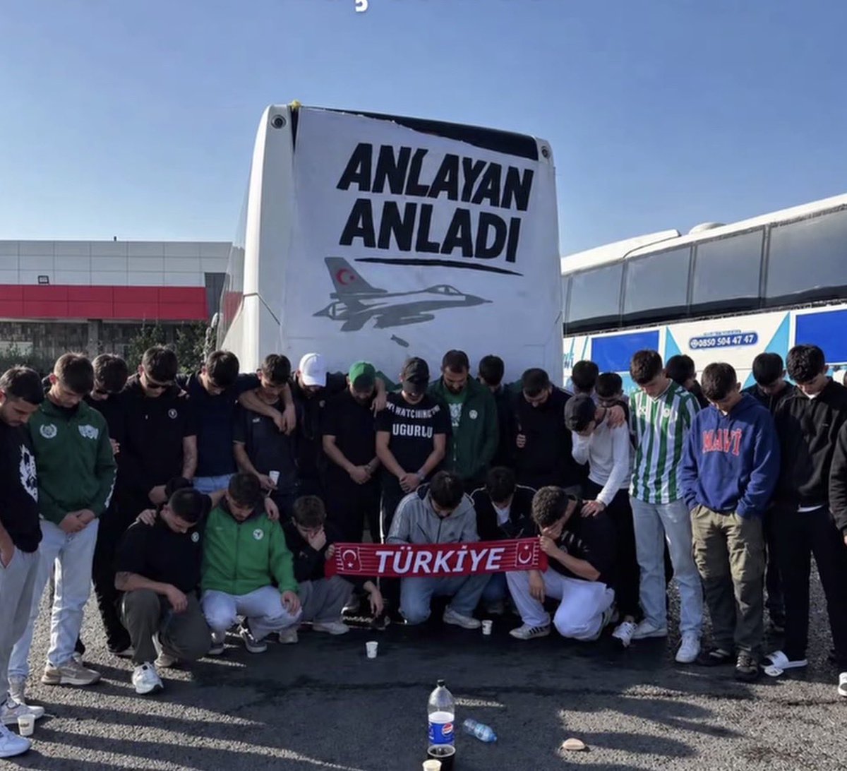 onurdemirag_'s tweet photo. Konya spor amede maça gelince böyle bir görselle gönderme yapıyor. 
Roboski katliamını göstererek “Anlayan Anladı” diye gönderme yapıp birde bununla gurur duyuyor. 

Peki soruyoruz “Devlet Nerede” 

Her olayda, her maçta hatta birçok barış platformlarında böyle ortaya çıkan bu sistemin ırkçı, toplum teröristleri ne olacak.