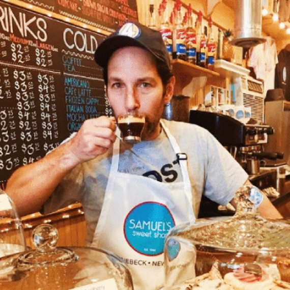 CoveredGeekly's tweet photo. Jeffrey Dean Morgan and Paul Rudd co-own a beloved candy store in New York called Samuel's Sweet Shop

They joined forces to save it from closing down, saving everyone's jobs, after its owner - their friend - sadly passed away https://t.co/inhpgd31QO