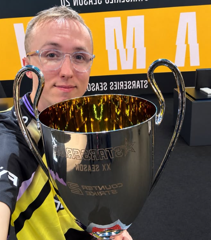 NartOutHere's tweet photo. Rioters have reportedly stolen Vitality's StarLadder StarSeries trophy during the looting of their gaming venue in France!

What should have been a symbol of the team's success has now become part of the destruction

Such a sad sight to see💔 https://t.co/izeUnwoGxR
