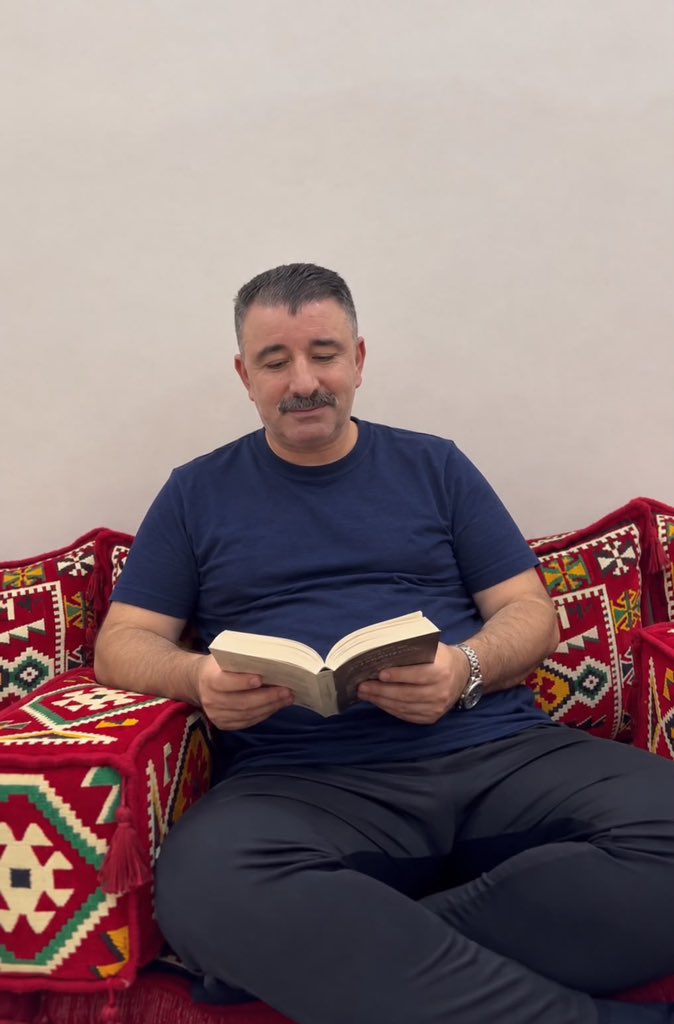 SAITBASDAS's tweet photo. 📱 Telefonu Bırak, Kitabı Aç! 📚 Kampanyamızın 3. gününde bizlerle olanlara yürekten sevgilerimi gönderiyor, kıymetli gençlerimizi sevgiyle kucaklıyorum. 

Geleceğimiz sizin parlak fikirleriniz ve girişimlerinizle çok daha aydınlık olacak. ✨

Sizleri yine fotoğraflarınızla yorumlara bekliyorum. 🥰🙋🏻‍♂️

#TelefonuBırakKitabıAç