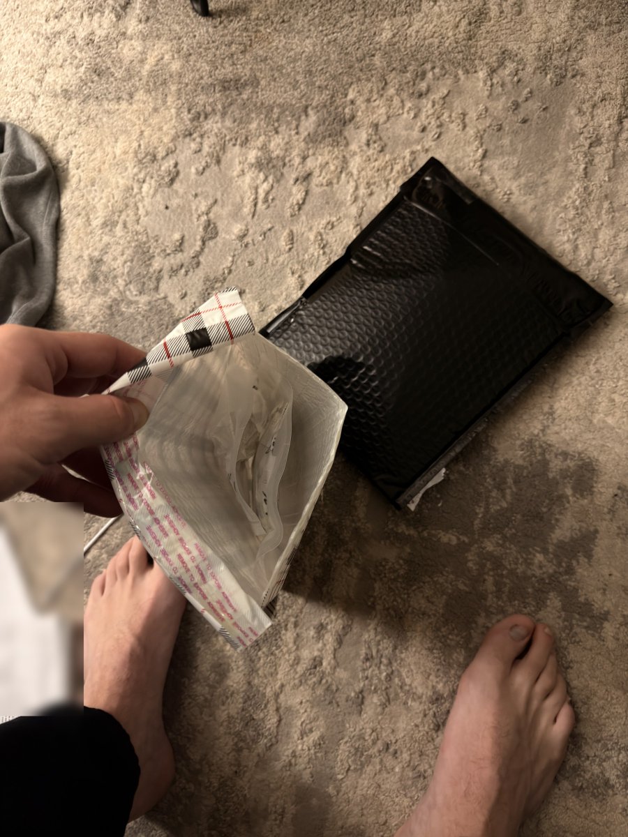 omgdanielxxx's tweet photo. straight off my feet n into the mailer. no wash, no air out 😤 #usedsocks #sweatysocks #canadianjock https://t.co/fs7nPY9ndG