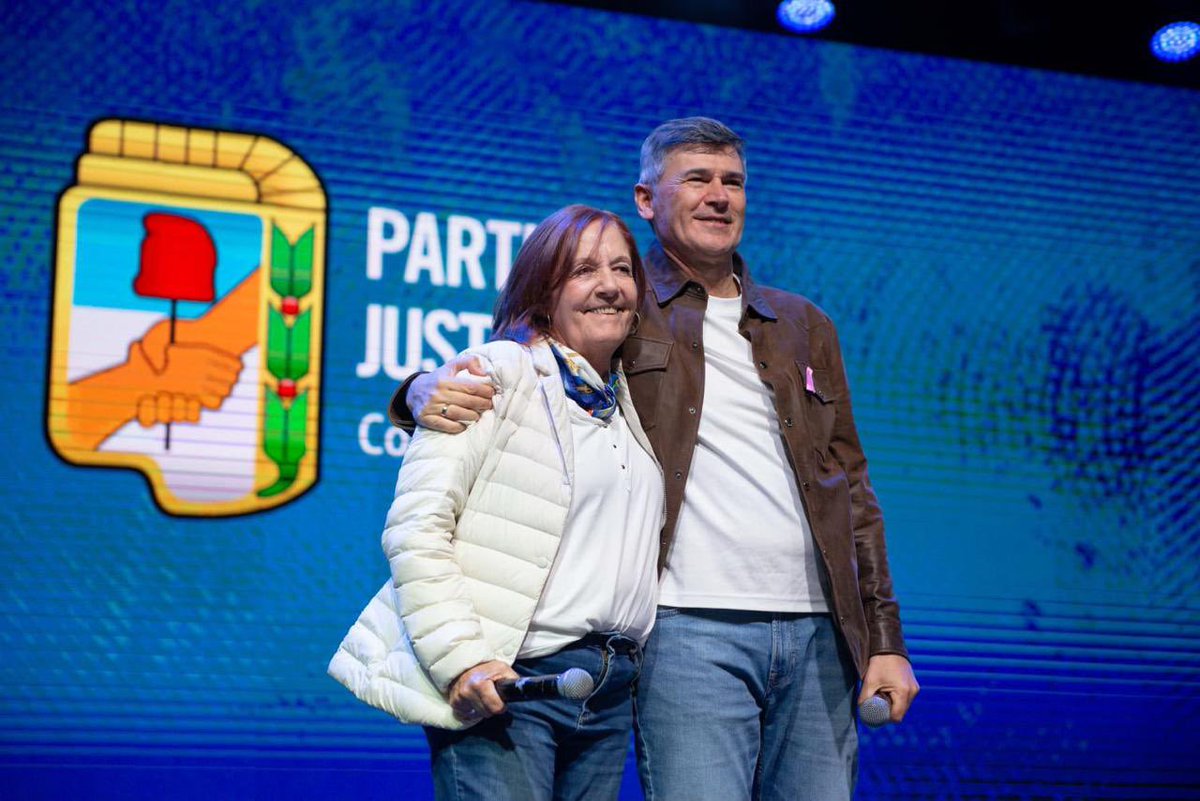 alevigo's tweet photo. El 17 de octubre cambió el destino de la patria. Entró en escena la política como herramienta principal, de la mano de Juan Perón y de la aclamada Evita, la que movió a las mujeres hacia el lugar que teníamos que ocupar.

El peronismo no tiene dueños: lo escribió el pueblo argentino. Por eso hay que superar las visiones sesgadas del pasado que distorsionaron esa doctrina y animarse a las discusiones de fondo.

El debate que nos debemos hoy es cómo generamos empleo y transformaciones reales. Para eso, Córdoba tiene que ejercer su preponderancia y cumplir su rol histórico a nivel nacional. Nuestro peronismo cordobés trabajó, cumplió y sigue trabajando.

Las puertas están abiertas para todos los que quieran sumarse a transformar, de una vez por todas, la Argentina con la vista puesta en la inclusión y el progreso de todos.

Agradezco a los dirigentes y militantes por hacer posible un acto de esta envergadura.