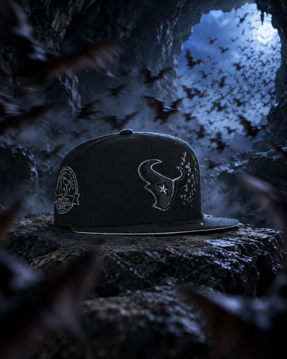 TopperzStore's tweet photo. SHOCK DROP 🚨🦇 NOW ONLINE

This Houston Texans New Era 59FIFTY fitted comes in total blackout with a silver-outlined bull head logo, a swarm of bats on the front and an Inaugural Season 2002 side patch.

Limited stock only. https://t.co/NSbSfqTqVd
