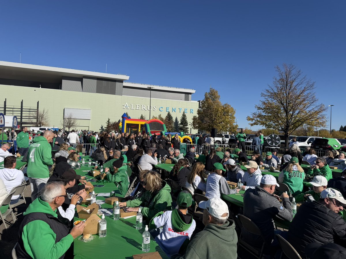 UNDwbasketball's tweet photo. Thanks for helping us kickstart our Family Weekend, @AlerusCenter!

#UNDproud | #LGH https://t.co/mrGXbkhItp